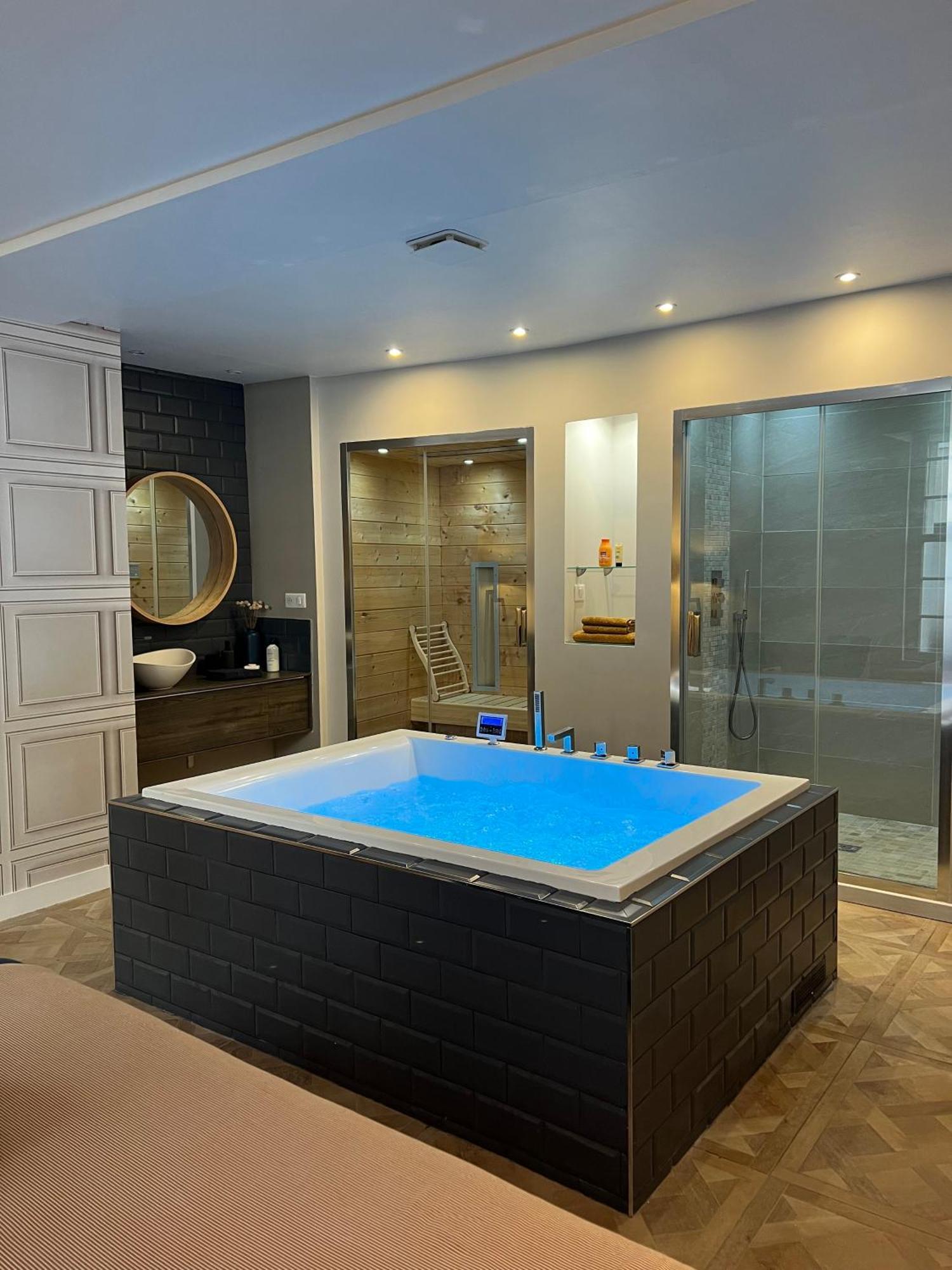 Appartement Avec Jacuzzi Sauna & Home Cinema - Nid D'Angers Bagian luar foto